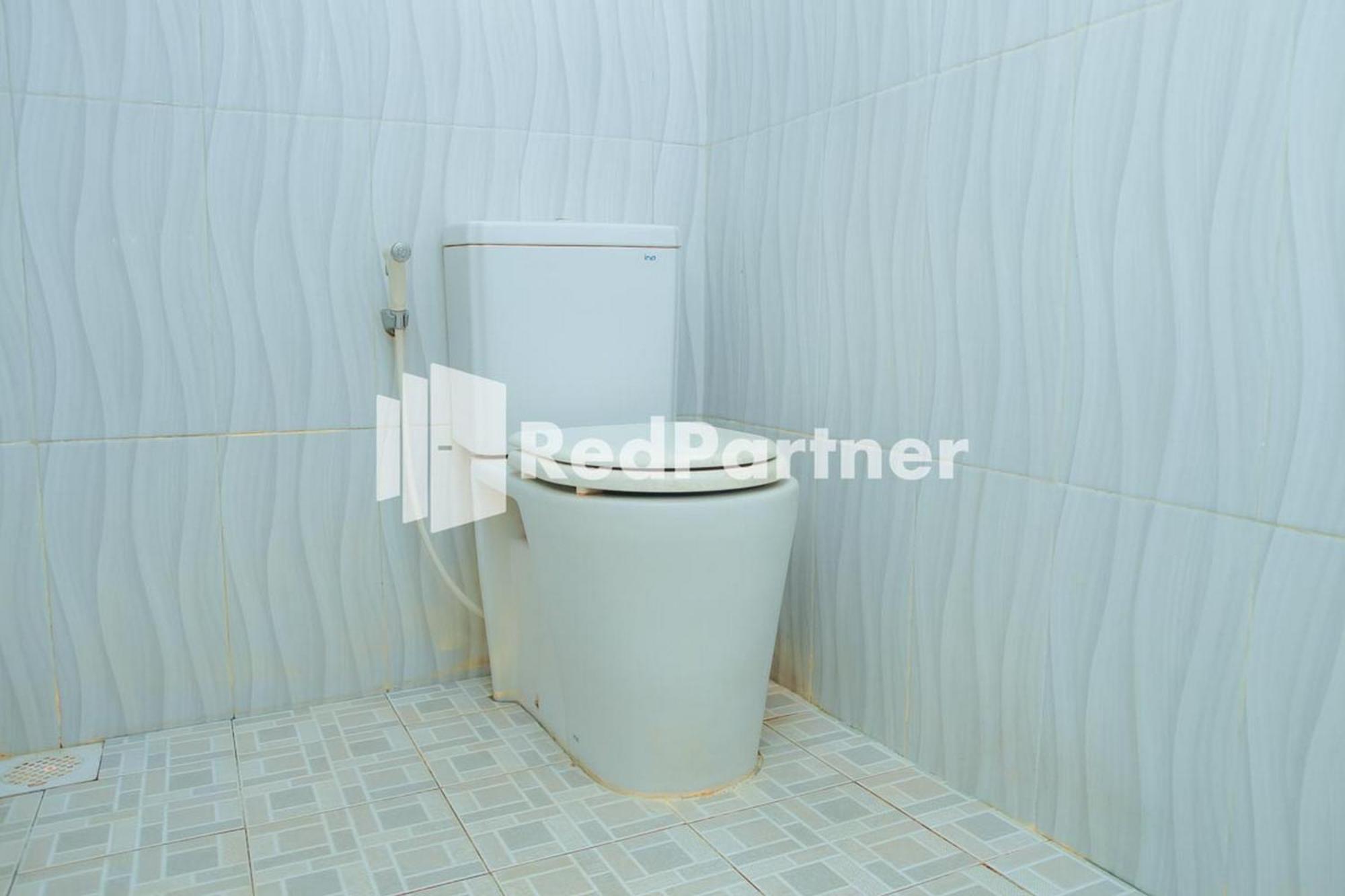 Flamboyan Asri Syariah Mitra Reddoorz Near Kampung Inggris Pare Hotel Room photo